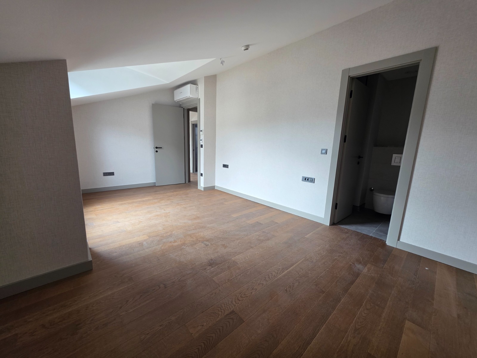 İSTANBUL, ÜSKÜDAR’DA ARTTERAS NEV EVLERİ’NDE BOĞAZ MANZARALI 4+1 ÇATI DUBLEKS DAİRE