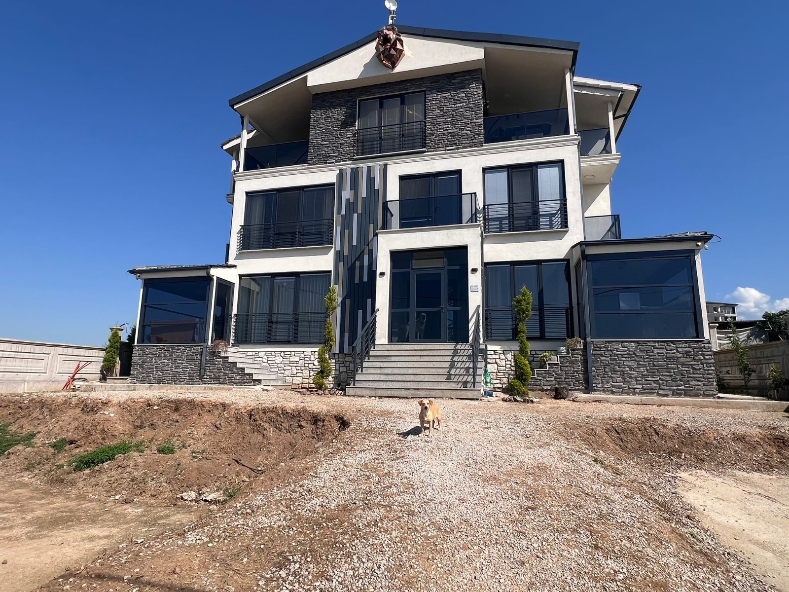 ÇANAKKALE, BİGA’DA 495 m² TRİPLEKS VİLLA